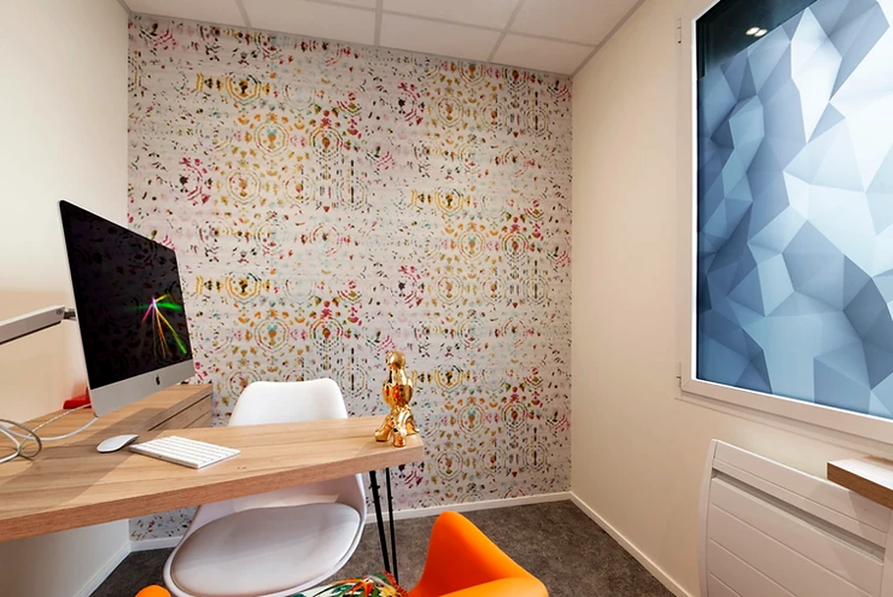 Bureau de consultation avec papier peint et fauteuil orange
